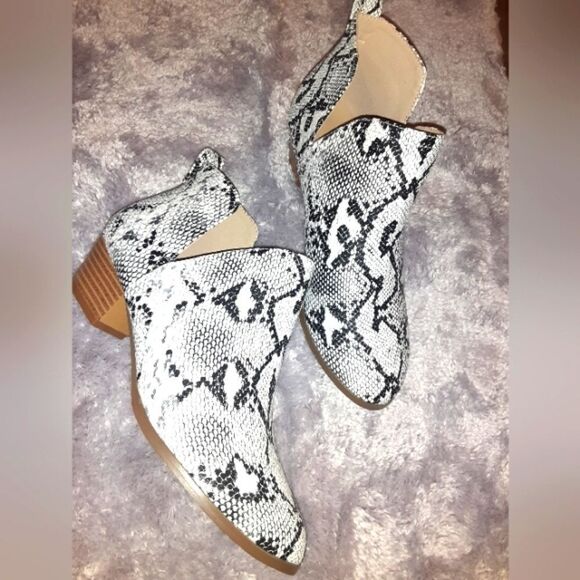 WOMEN'S cut-out ankle boots sz, 8,and 10 - Picture 10 of 15